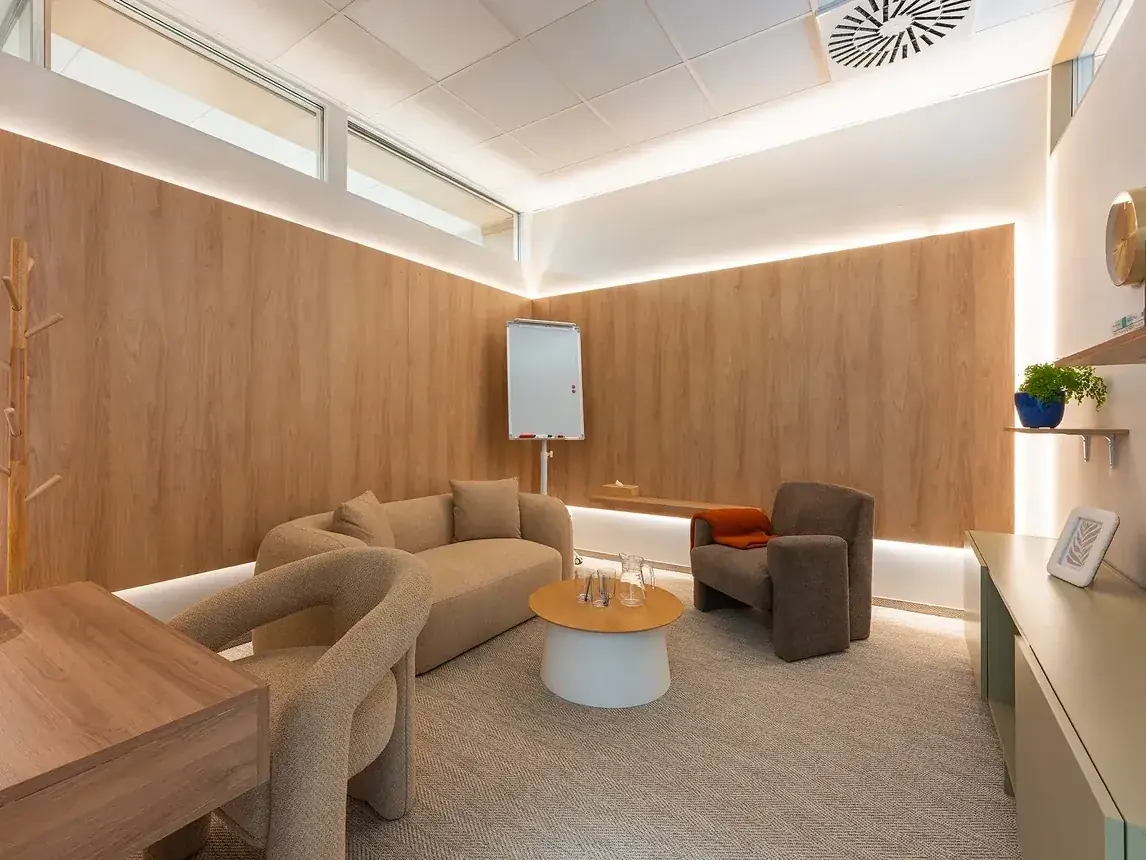 Gabinet VITA 72 z flipchartem, sofą i fotelami do rozmów
