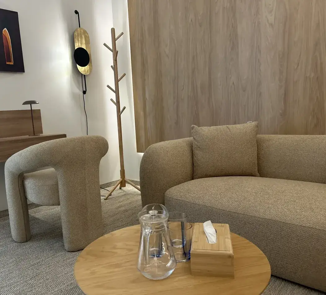 Fotel, sofa i stolik z wodą w gabinecie VITA 72