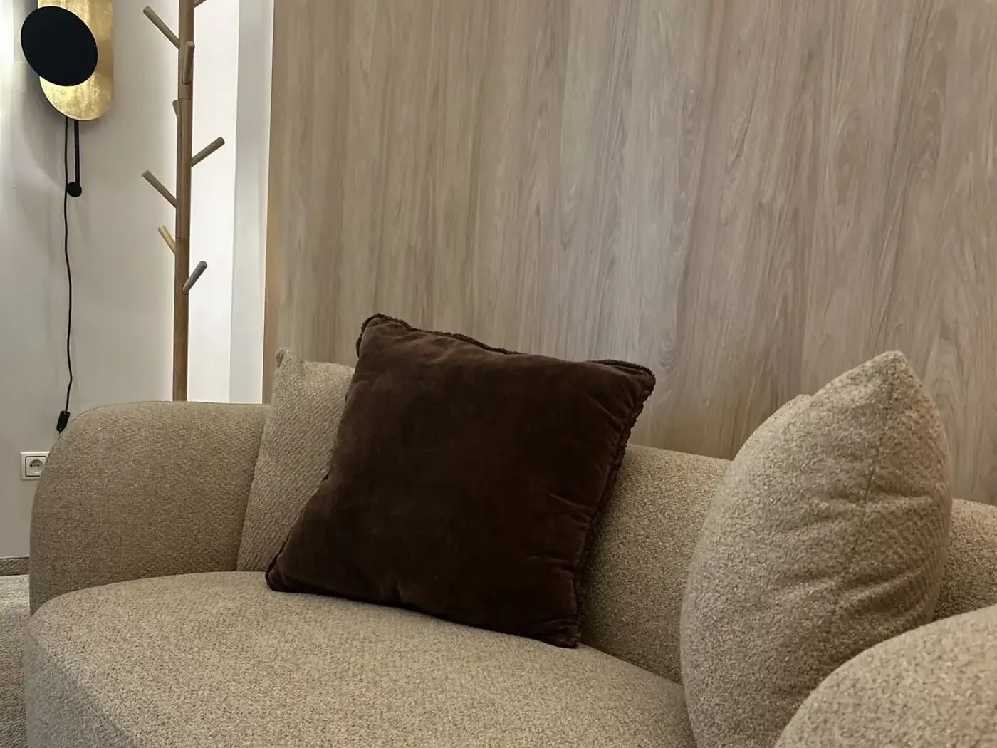 Sofa z poduszkami w gabinecie VITA 72