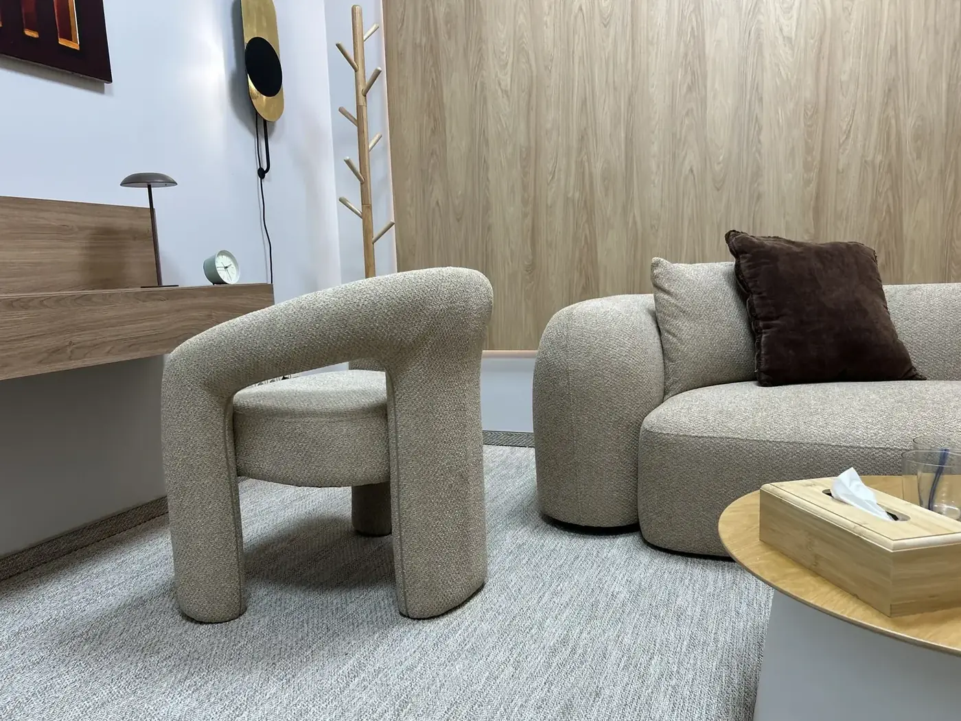Fotel i sofa w spokojnym gabinecie VITA 72