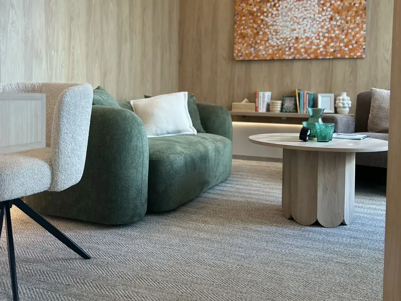 Zielona sofa i obraz na drewnianej ścianie gabinetu VITA 72