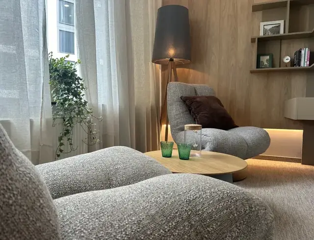 Gabinet VITA 72 z sofą i stolikiem