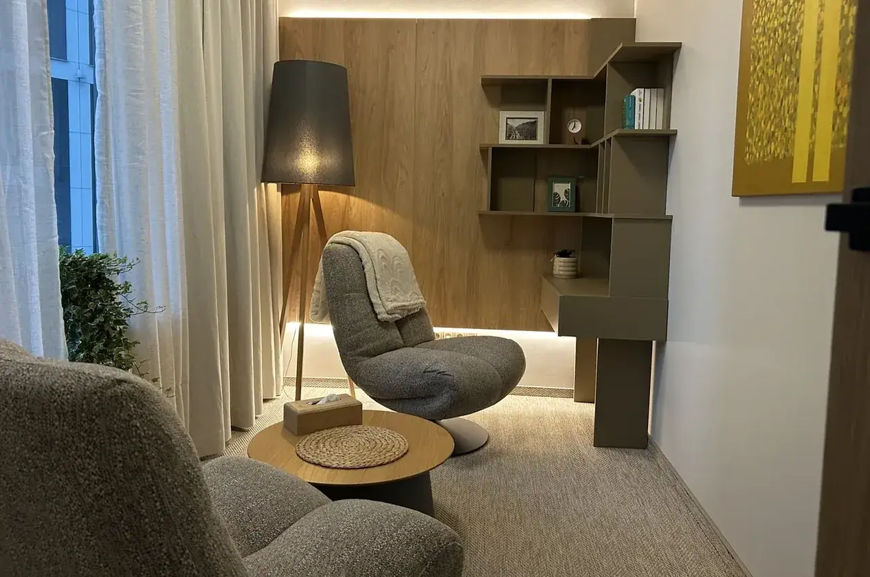 Gabinet VITA 72 z fotelem, lampą podłogową i regałem