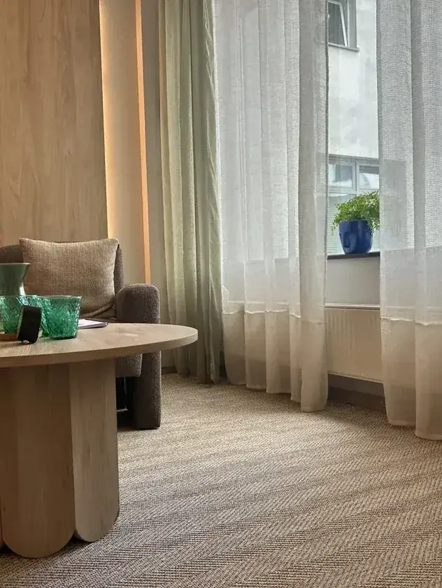 Gabinet z pomarańczowym obrazem i zieloną sofą