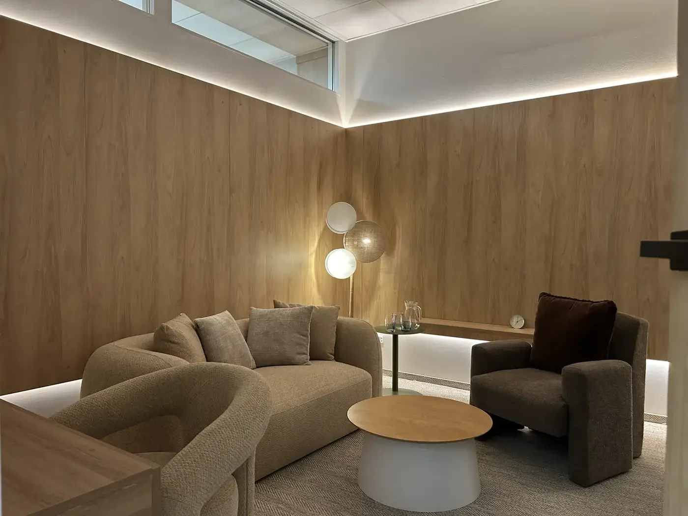 Sofa, fotel i ciepła lampa w gabinecie VITA 72