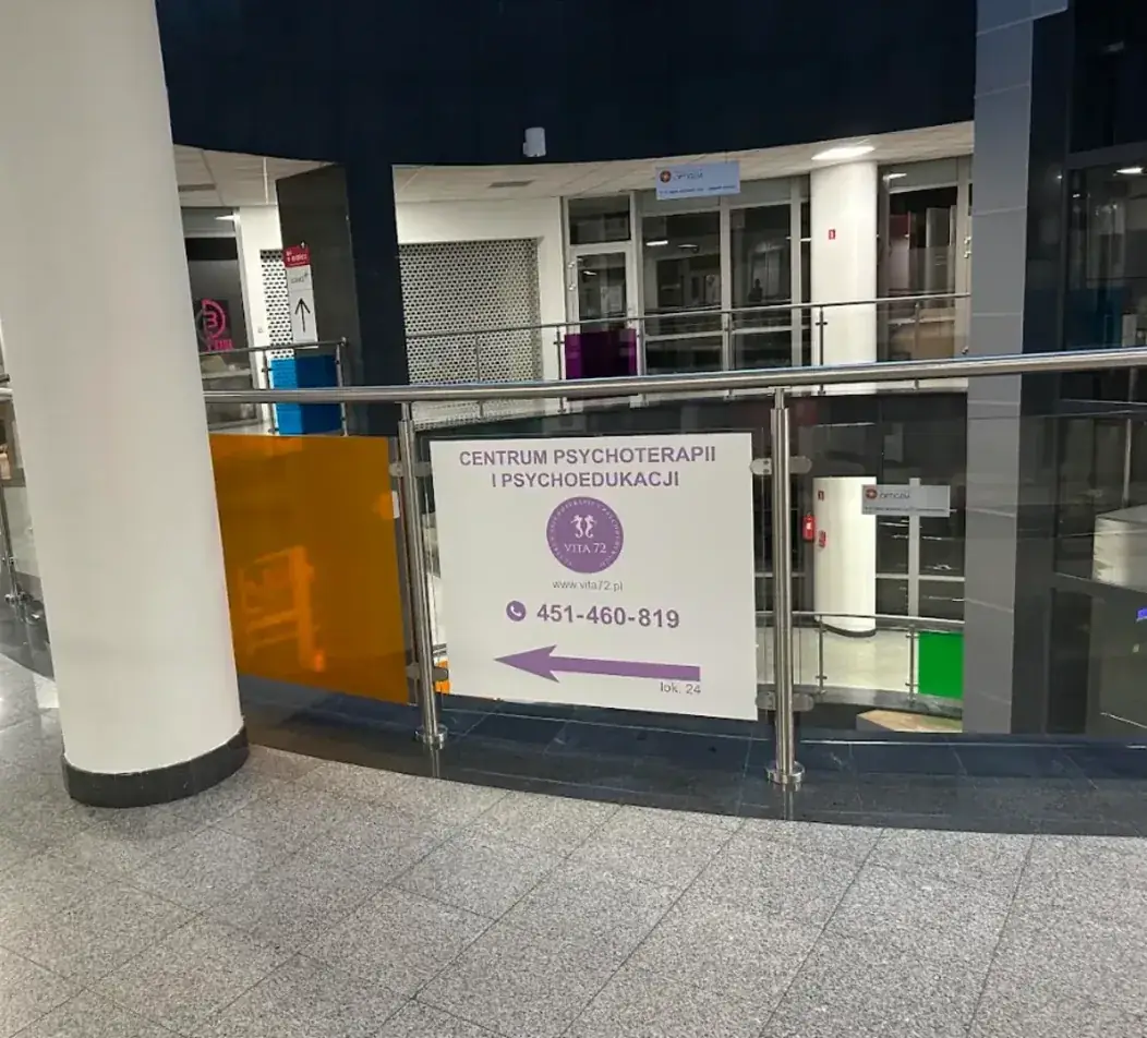 Antresola na 1. piętrze z tablicą kierunkową Centrum VITA 72
